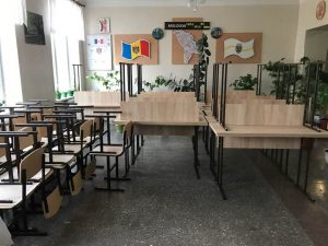 DETS Centru a oferit 2 seturi de mobilier pentru clasele gimnaziale din Gimnaziul nr.7