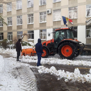 Lucrări de deszăpezire a acceselor către şcolile din sectorul Centru